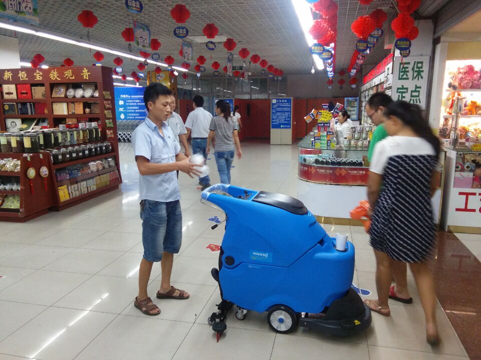 超市臟污地面用容恩洗地機(jī)